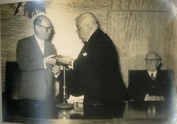 Foto de El doctor Fernando Ortiz entrega a Emeterio Santovenia medalla conmemorativa de la inauguración del nuevo edificio de la Biblioteca Nacional, febrero de 1958. Álbum 85, Fototeca BNCJM.  